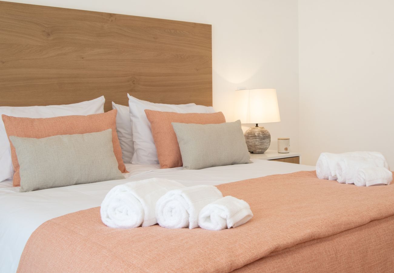 Apartamento T2, piscina, central, próximo à Praia da Norte, Nazaré.