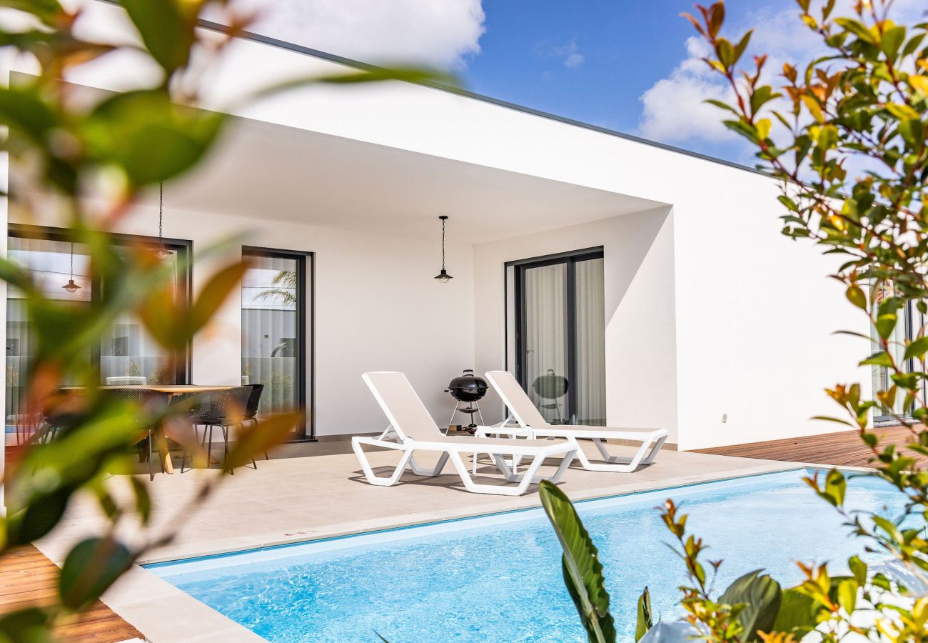 Refúgio familiar tranquilo com piscina, perto das praias e atrações, SCH, Portugal