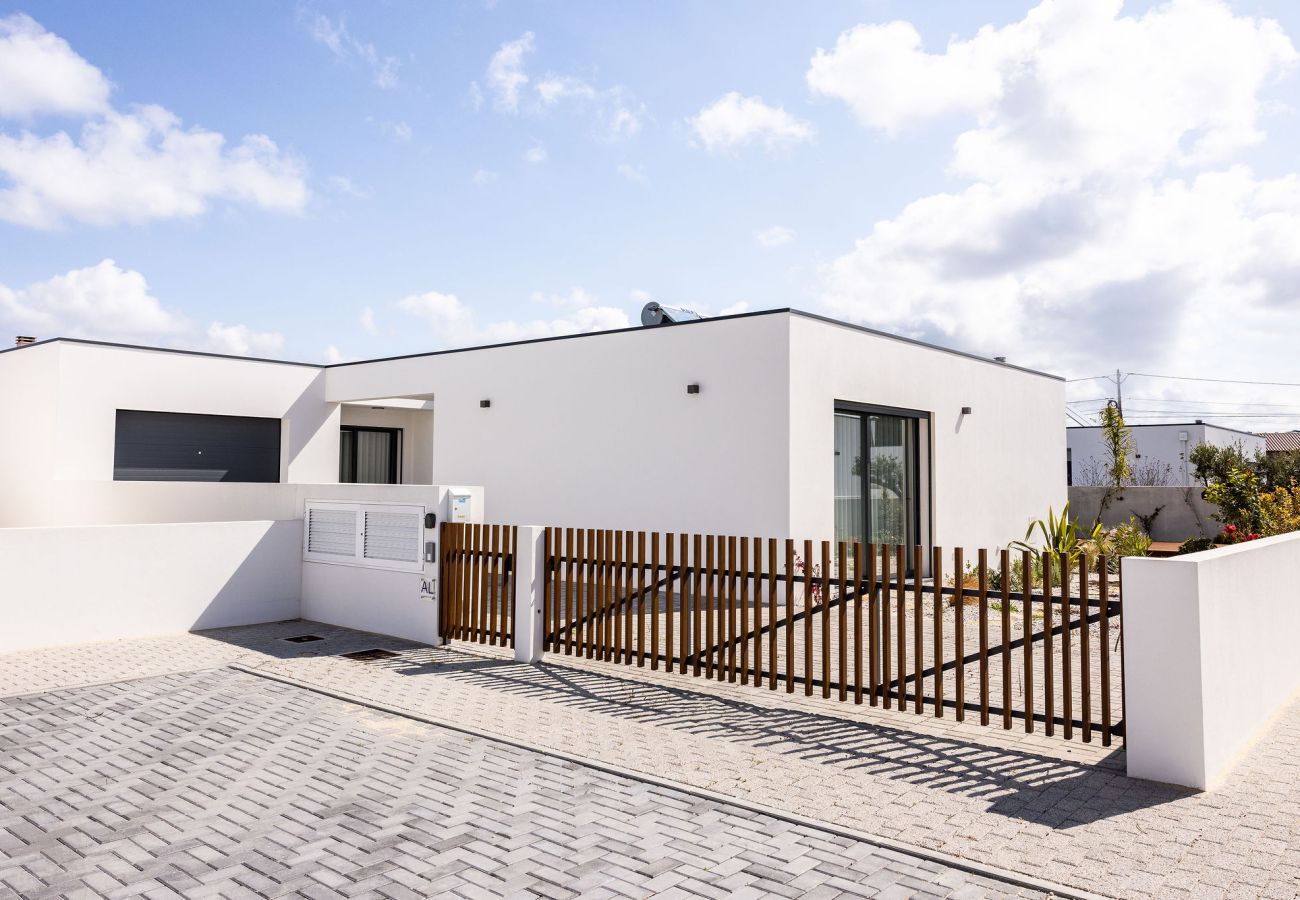 Refúgio familiar tranquilo com piscina, perto das praias e atrações, SCH, Portugal