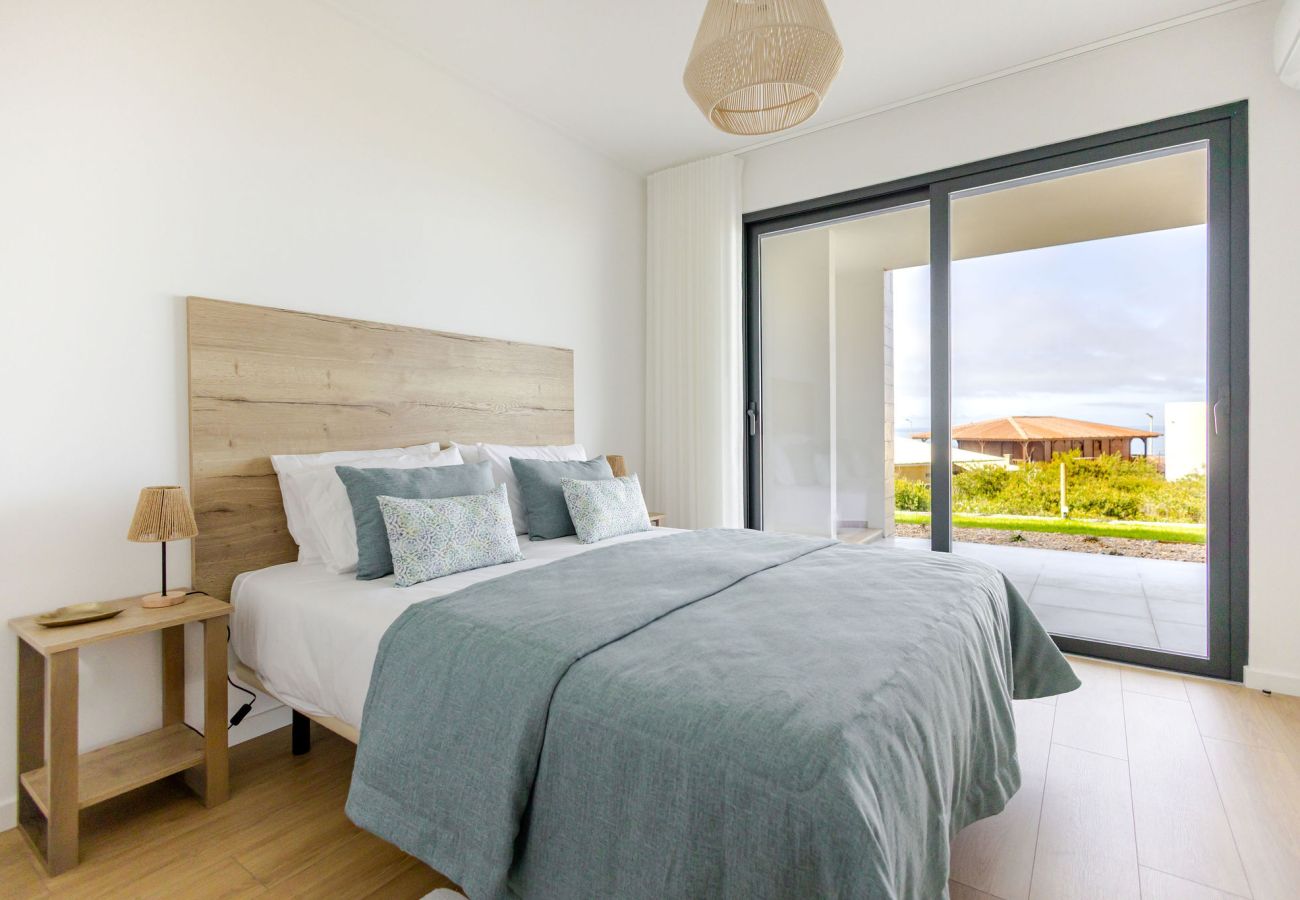 Vale Atlântico – BY SCH, apartamento T2 à beira-mar, conforto, trilhos, falésias e natureza no Oeste de Portugal.