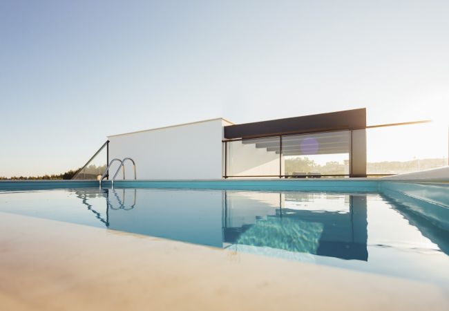 Schwimmbad auf der Terrasse der Ferienwohnung zu mieten Janelas de Salir in Salir do Porto Portugal