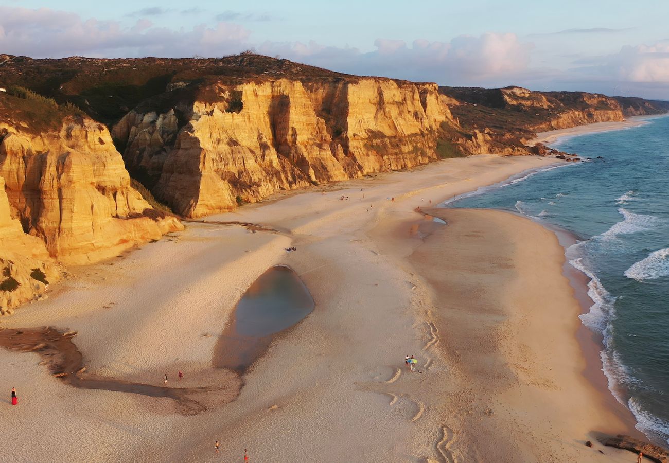 Vale Atlântico – BY SCH, T2 Ferienwohnung am Meer, Komfort, Wanderwege, Klippen und Natur an Portugals Westküste.