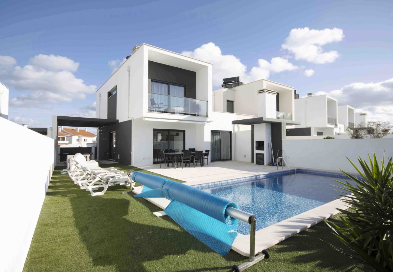 Holiday villa home rent private pool private family grill beach Salir do Porto double bed bathtub 