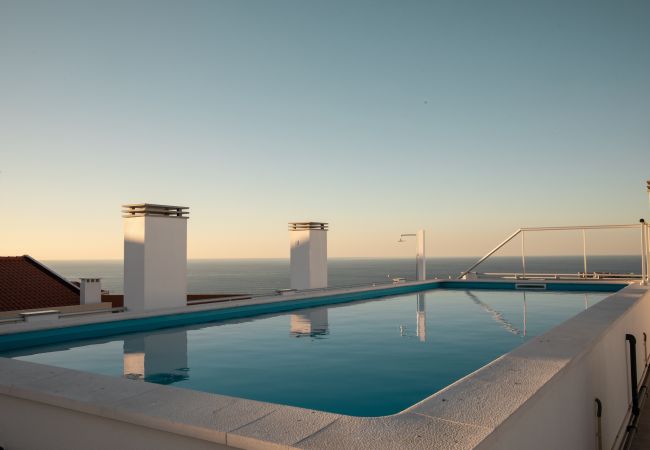 Nazaré, 2-bedr. flat, central location, swimming pool, beach.