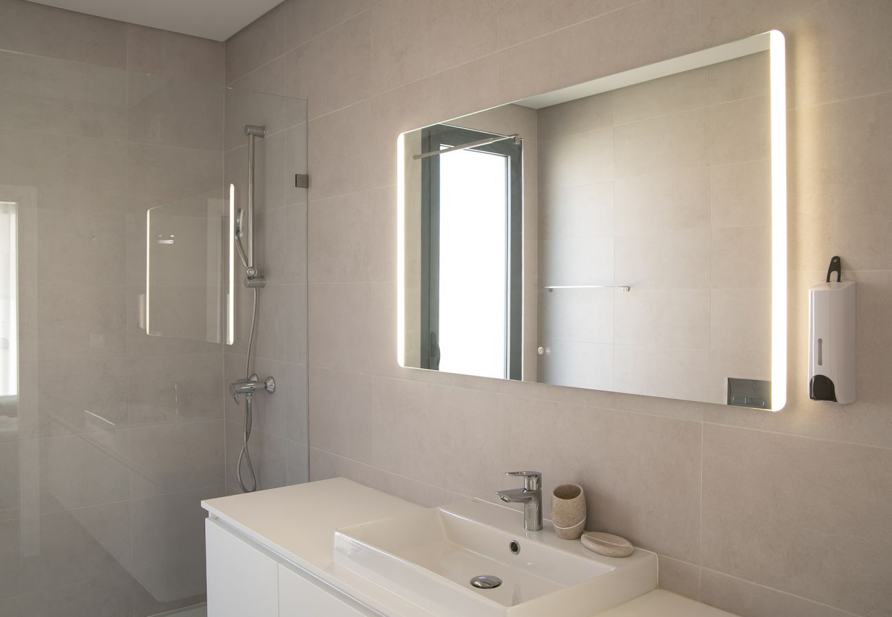 Tranquil family retreat with pool, near São Martinho beaches & sights