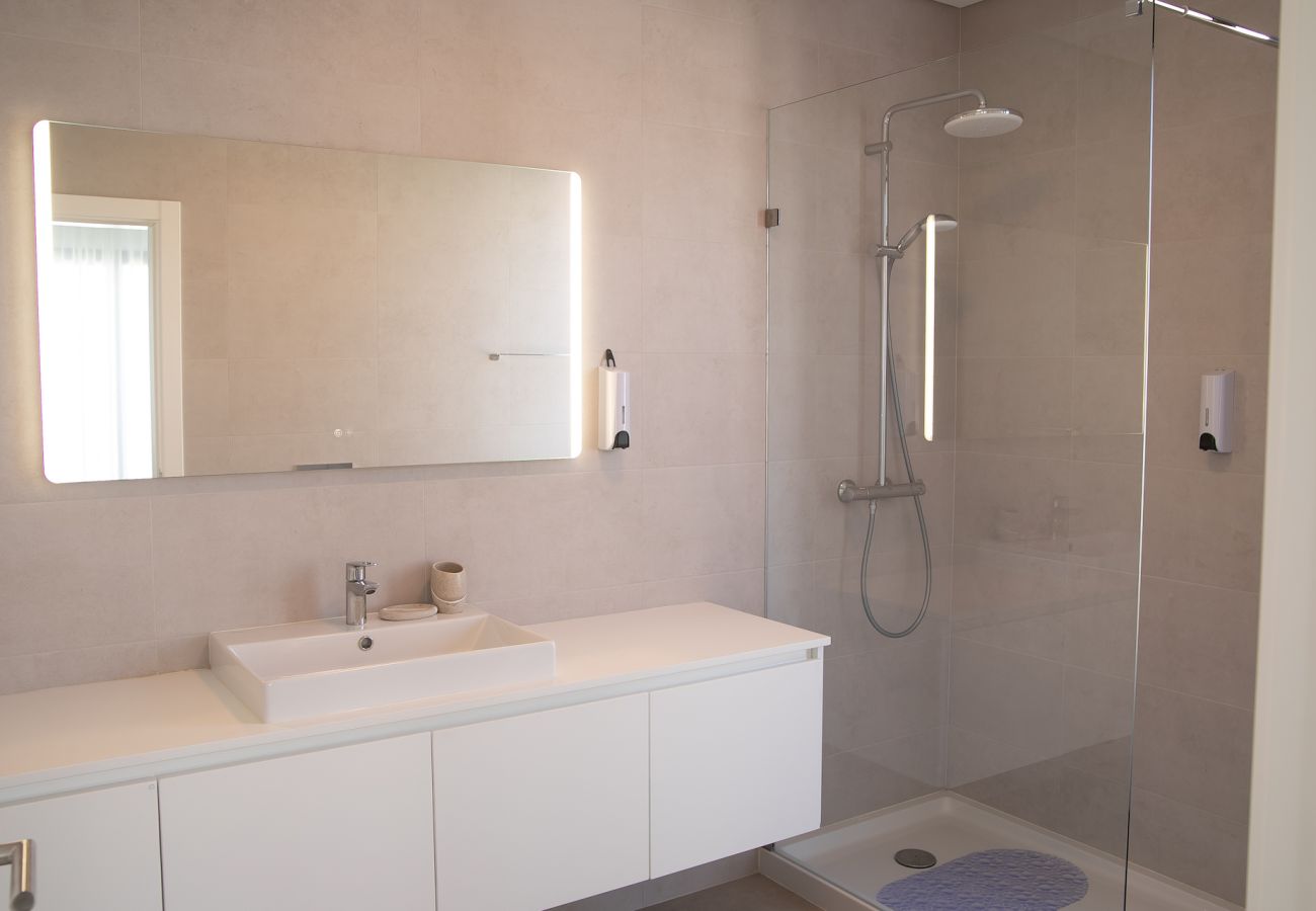 Tranquil family retreat with pool, near São Martinho beaches & sights