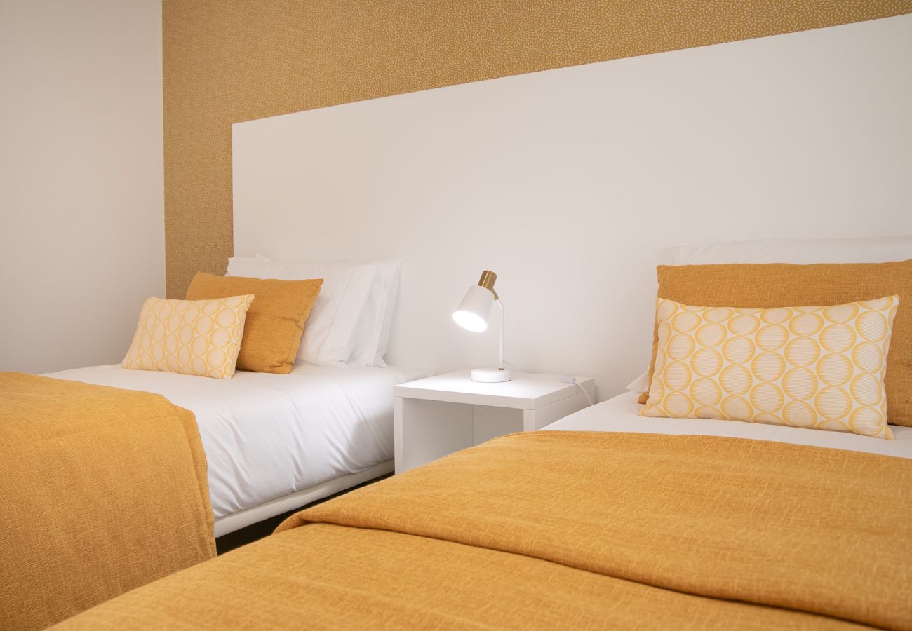 Tranquil family retreat with pool, near São Martinho beaches & sights, SCH, Portugal