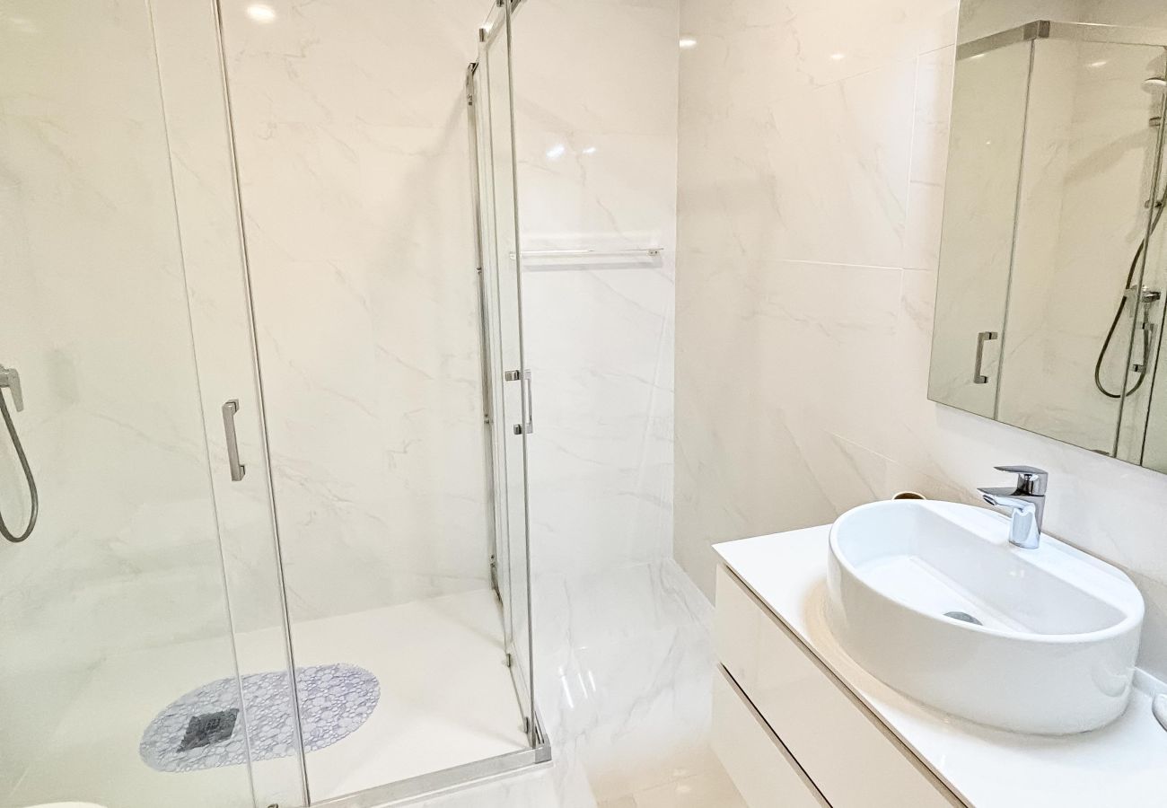 Comfort and location in Nazaré center, steps from the beach.