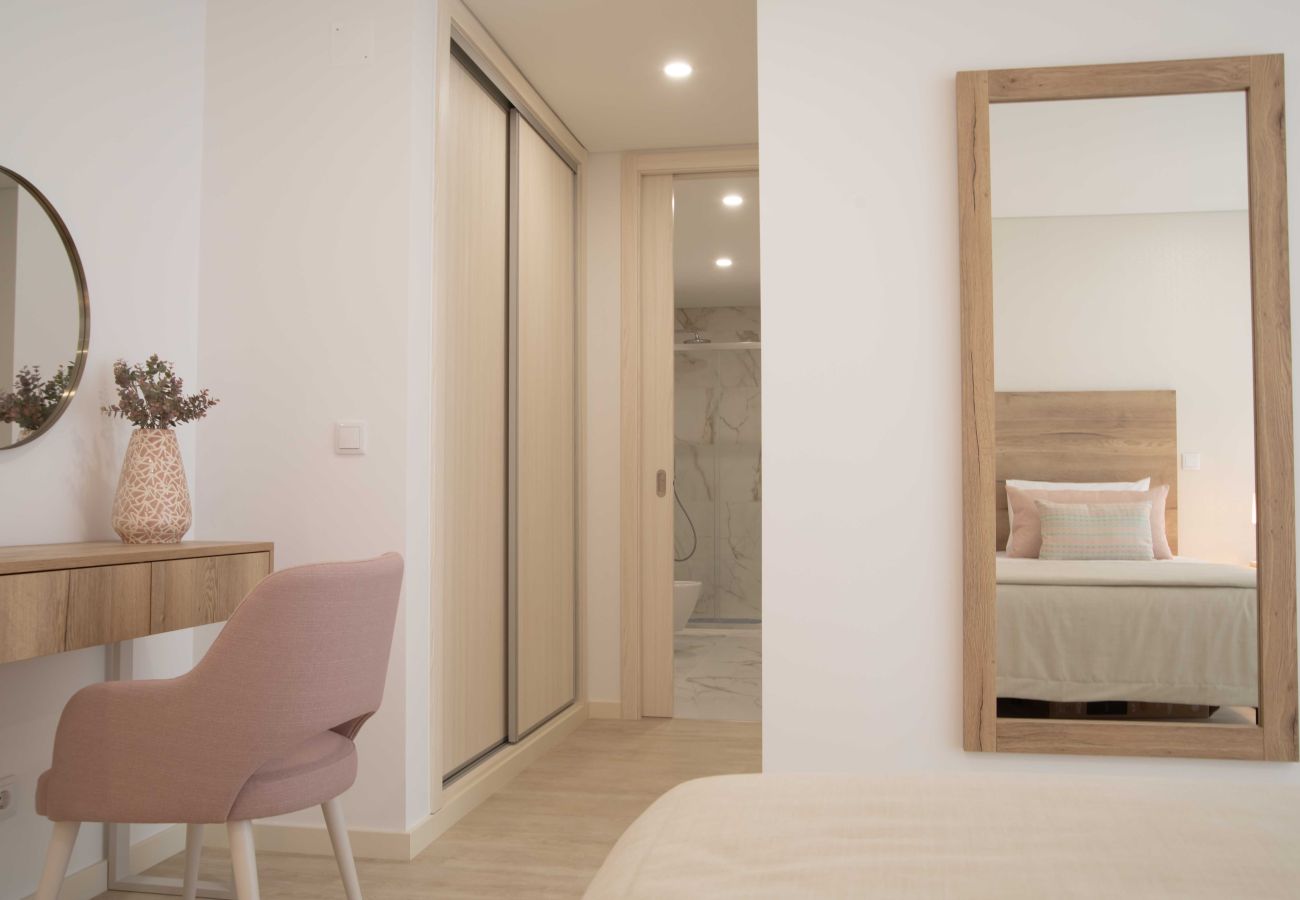 Comfort and location in Nazaré center, steps from the beach.