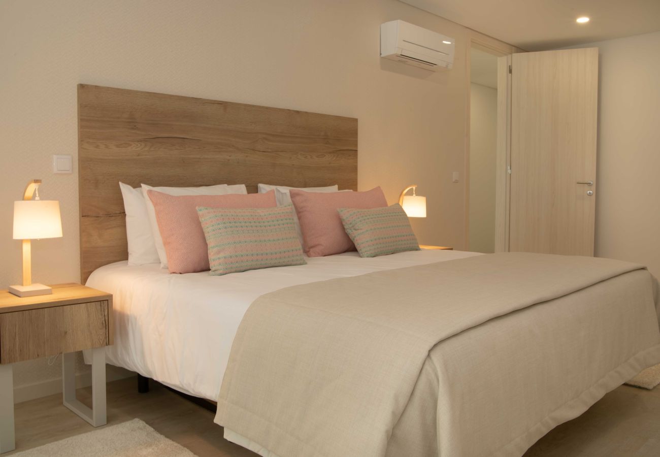 Comfort and location in Nazaré center, steps from the beach.