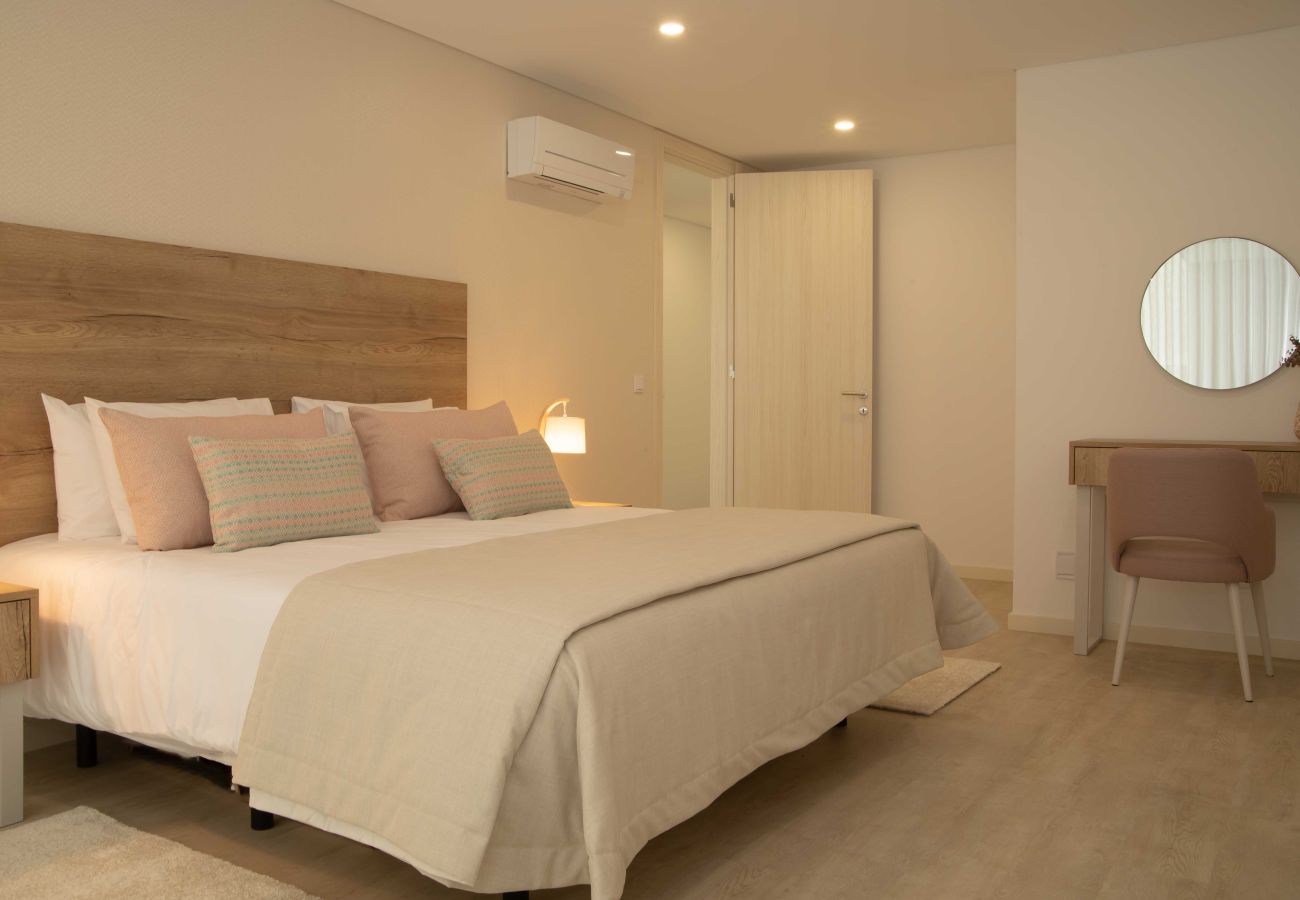 Comfort and location in Nazaré center, steps from the beach.