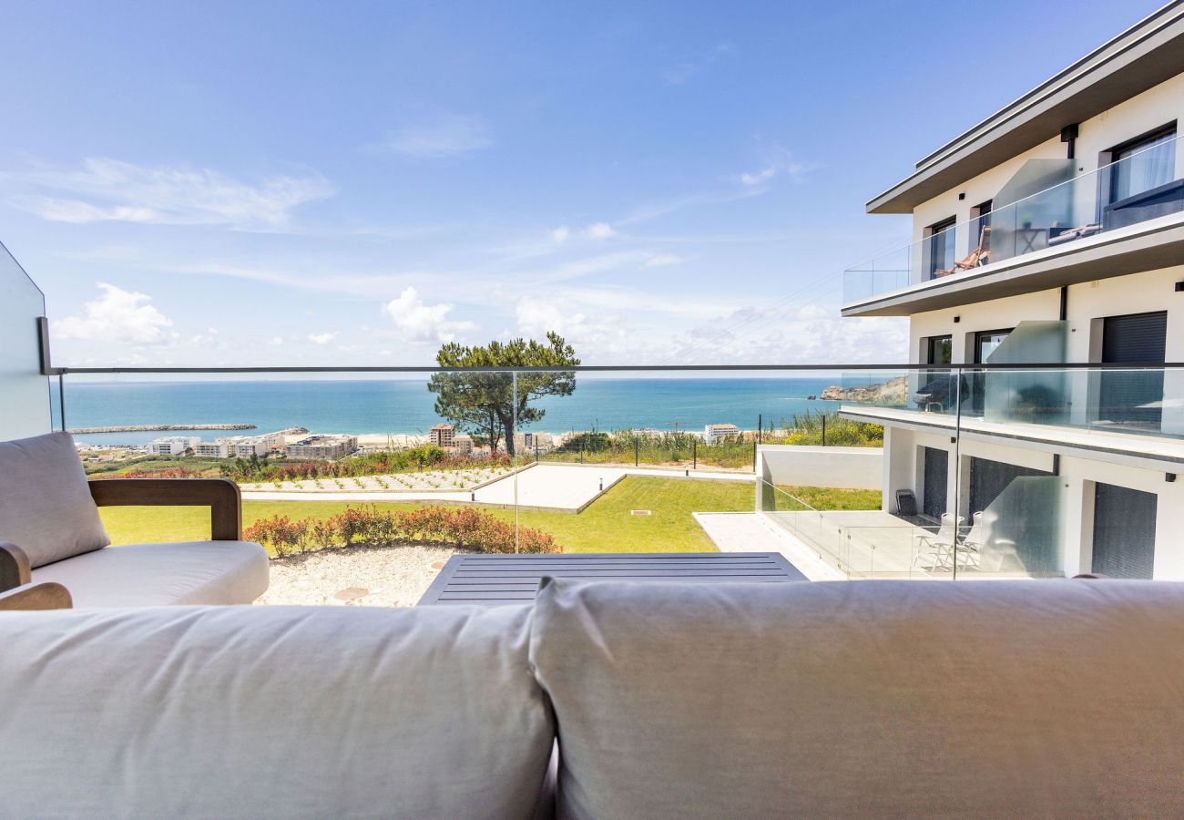 2-bedroom apartment in Nazaré with pool and sea view