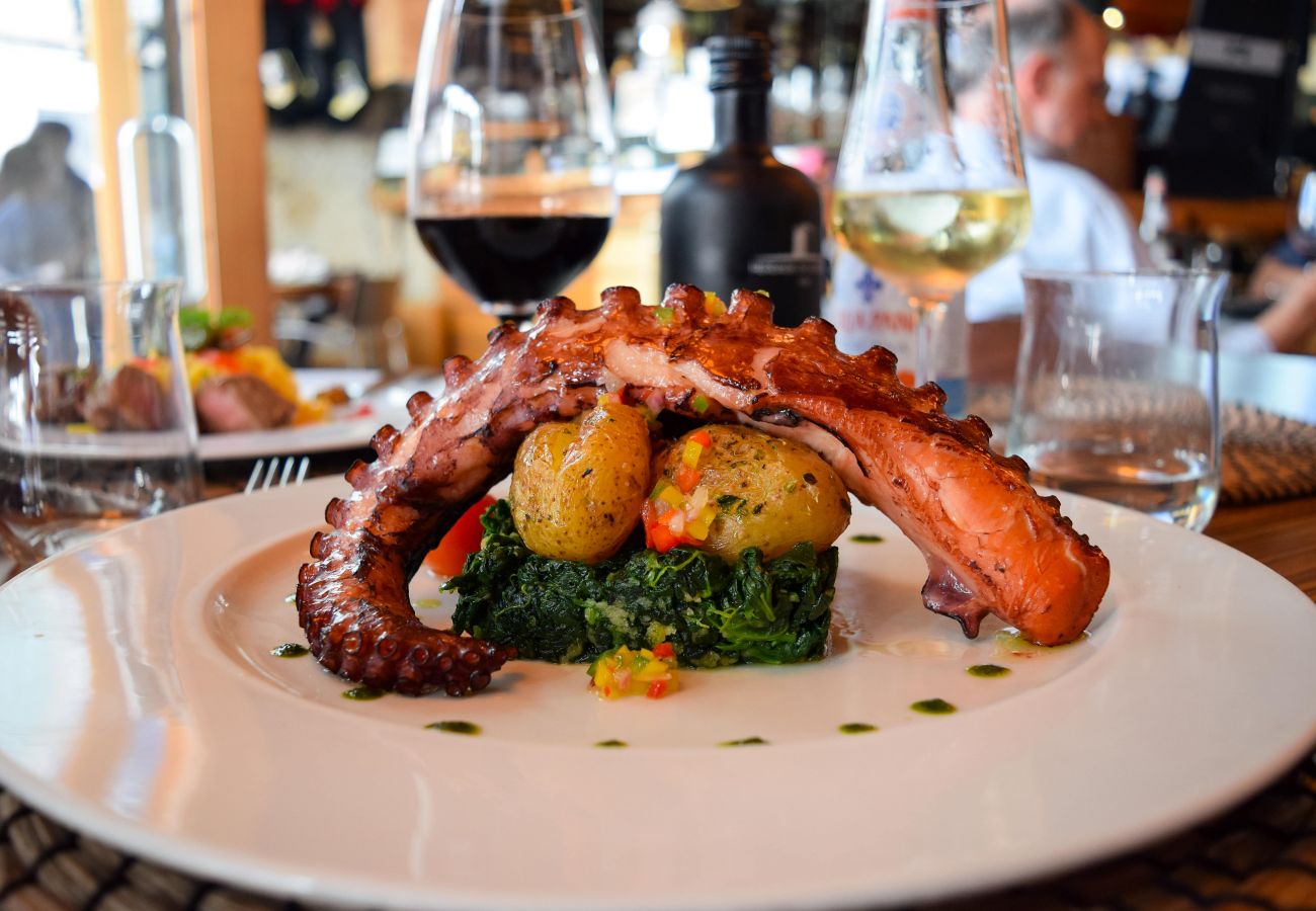 Nazaré, restaurante, plato típico, pescado fresco, vino, Portugal