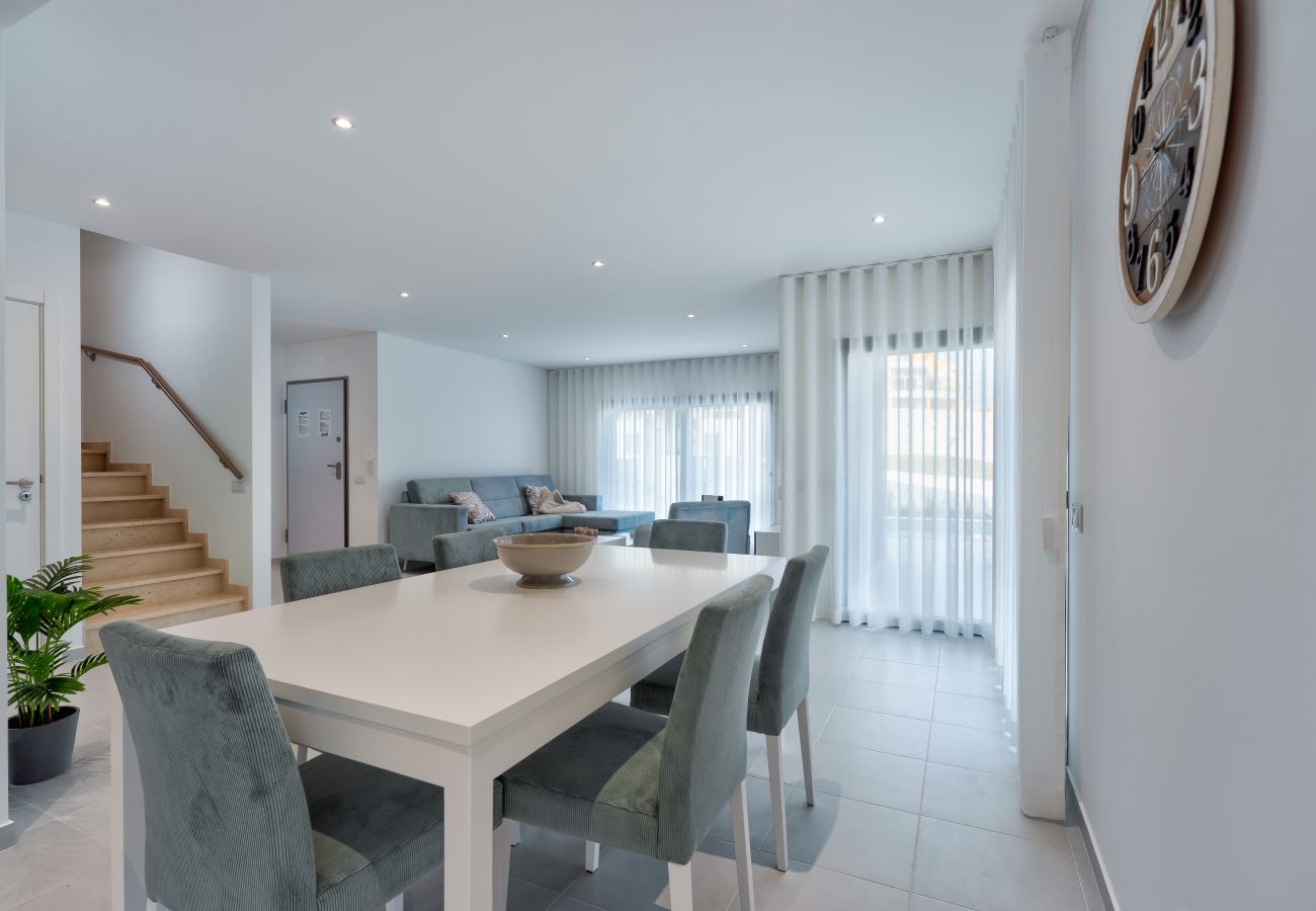 Casa de vacaciones moderna para alquilar en Foz do Arelho, tres dormitorios, piscina privada, cerca de la playa en Portugal 