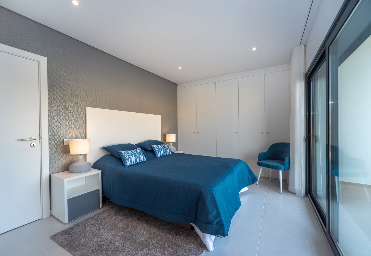 Casa de vacaciones moderna para alquilar en Foz do Arelho, tres dormitorios, piscina privada, cerca de la playa