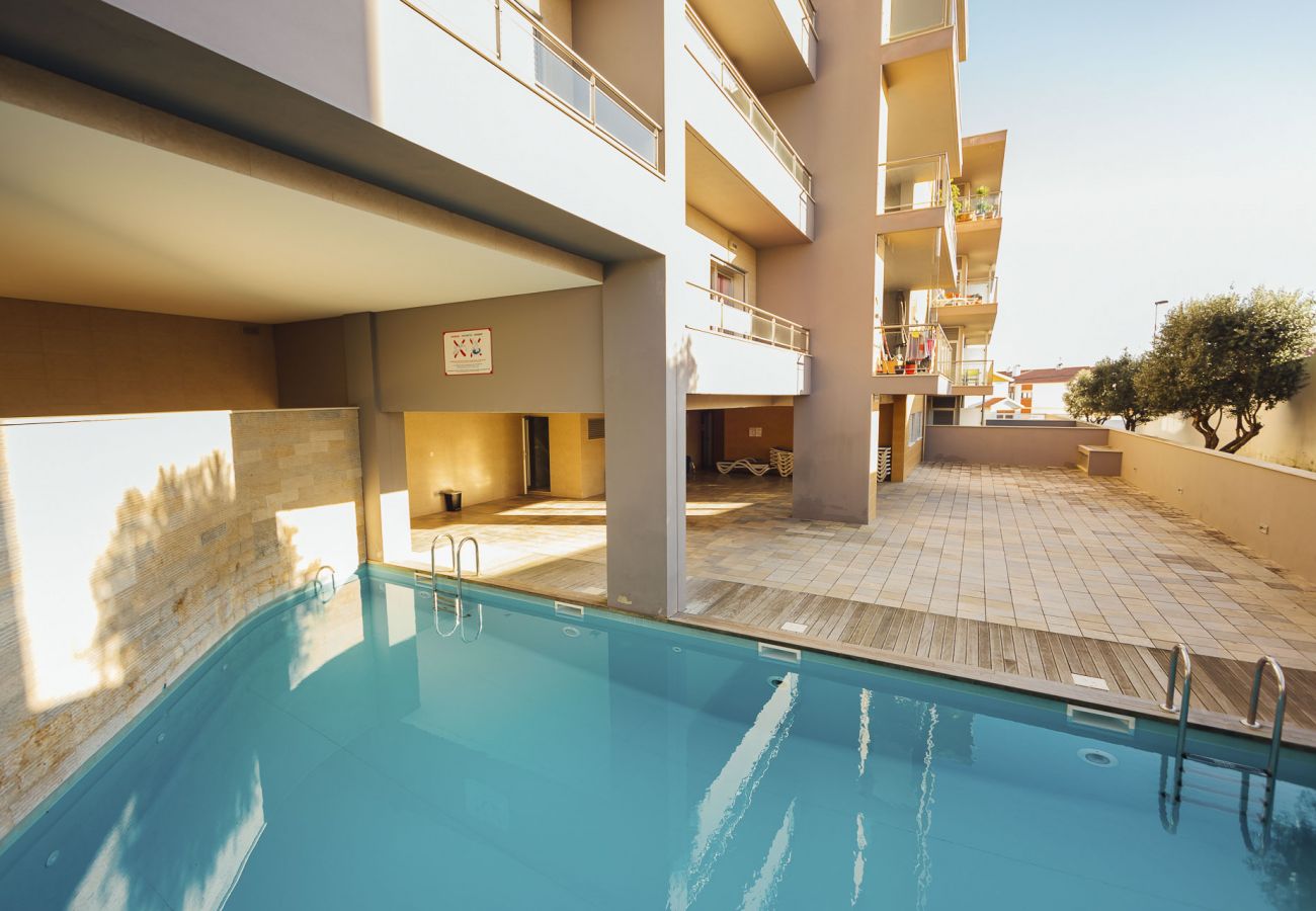 Hébergement Vacances piscine chaises longues espace extérieur sch