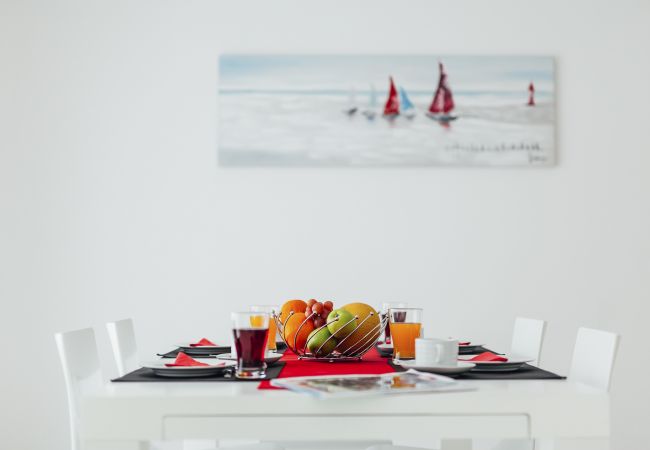 Logement vacances salle à manger repas espace intérieur décoration SCH